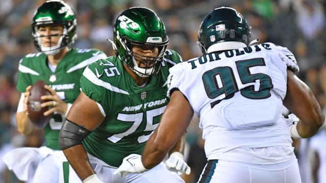 New York Jets guard Alijah Vera-Tucker blocking in preseason